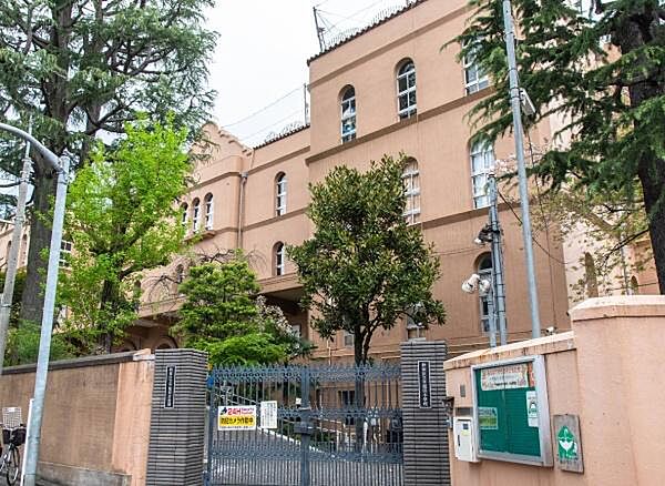 新宿区立早稲田小学校まで600m