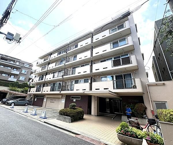 近隣にスーパー等の買物施設が充実！小学校、郵便局、総合病院も徒歩10分圏内で、利便性良く住みやすい住環境！