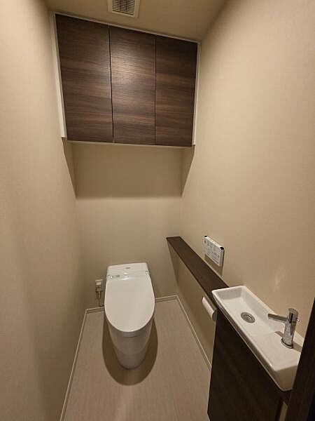 広々とした高級感あるトイレルーム。スタイリッシュなタンクレストイレで、すっきりと使いやすくお掃除しやすい快適なトイレ空間。手洗い場・温水洗浄便座付！