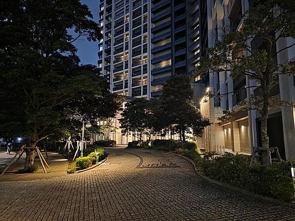 美しくライティングされたマンションエントランス　柔らかな曲線のデザイン　住む人を優しく迎え入れてくれます