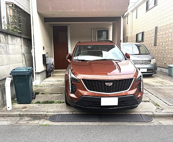 西側公道の幅員約6ｍと広く、安心して駐車できます。