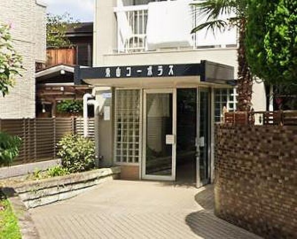 明るく広々とした綺麗なエントランス。植栽が綺麗に手入れされ、管理体制良好！