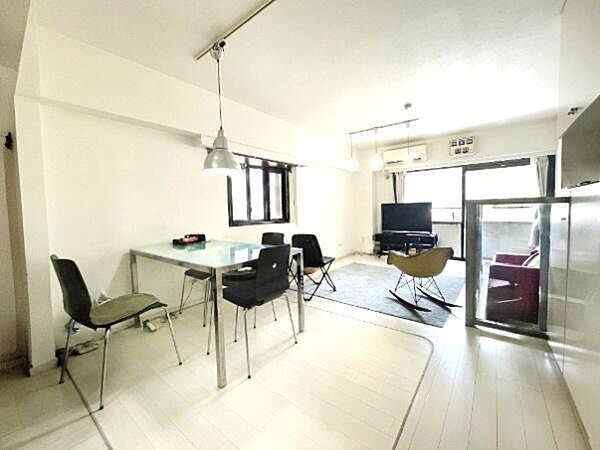 南向きバルコニーに面して日照良好な12帖超のLDK。床・クロス・天井が白で統一されて清潔感があり、家具合わせしやすい内装。出窓付のため、観葉植物を育てたり写真を飾るなどお部屋の雰囲気を演出できます。