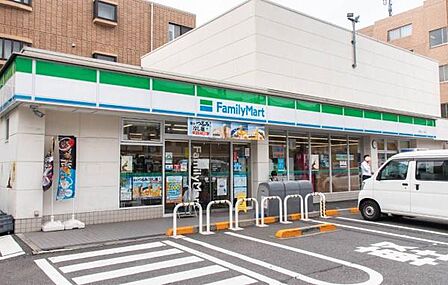 ファミリーマート世田谷二丁目店まで44m