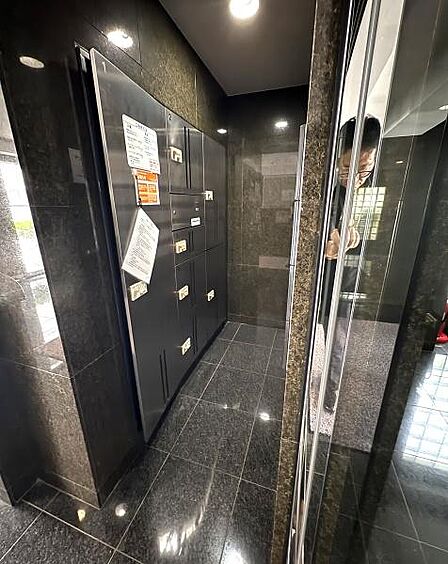 お出掛けの際に受取り便利な宅配ボックス有！