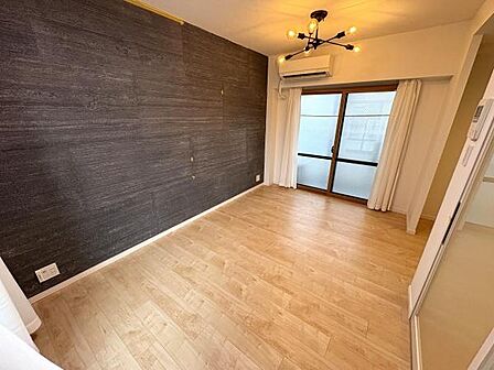 アクセントクロス採用で木の温かみある内装。リビング・キッチンがL型の間取りのため、リビングは生活感を感じさせず綺麗で快適に過ごせます♪