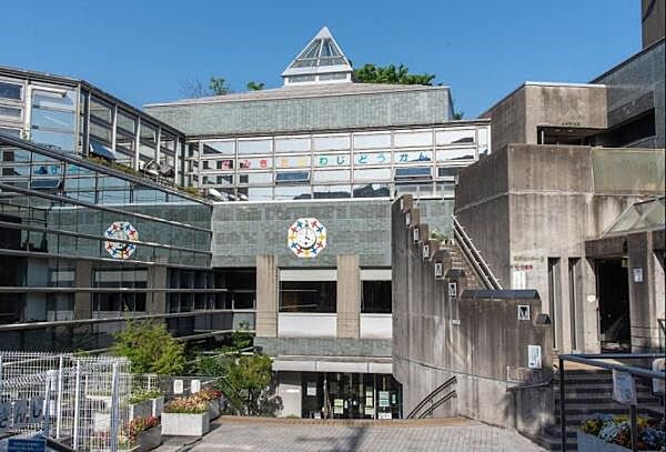 世田谷区立上北沢図書館まで1200m