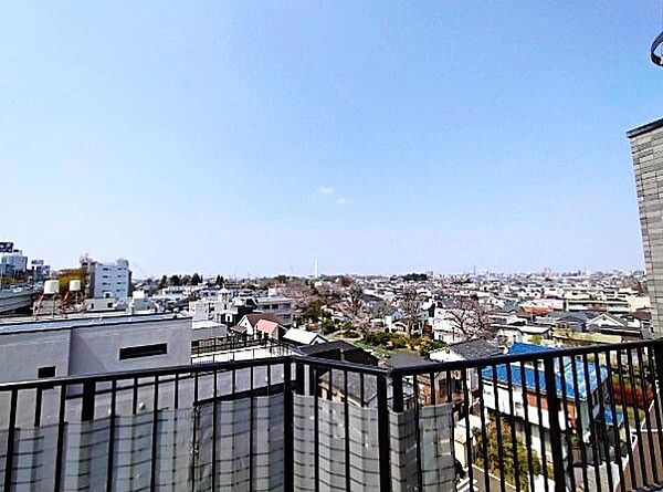 最上階ならではの、開放感ある一面に広がる空と綺麗な街並みの眺望！