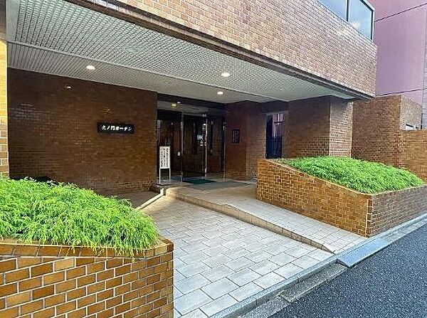 スロープ付きの重厚感あるエントランス　ベビーカーやキャリーケース等の移動もスムーズです。植栽の手入れが行き届いており、管理体制良好！