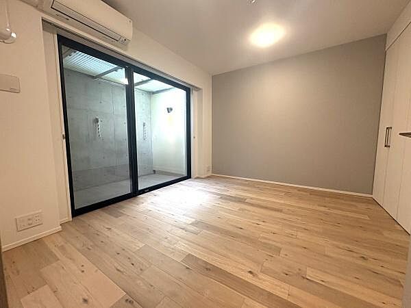 約11.3帖LDK　アクセントクロスでで広がりのある空間へ　リフォームでクロス全面貼替済み　猫のひっかき傷がつきにくい壁紙を採用！