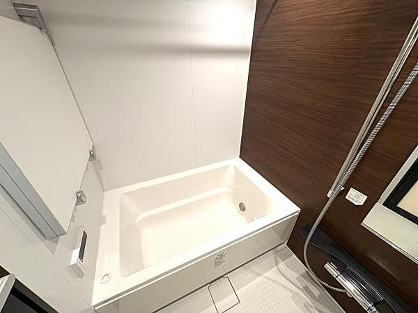 浴槽は、手足をゆったりと伸ばすことができるゆとりの広さ。日頃の疲れをゆったりと癒すことができます♪清潔感があり、お手入れのしやすさも◎浴室乾燥機付！