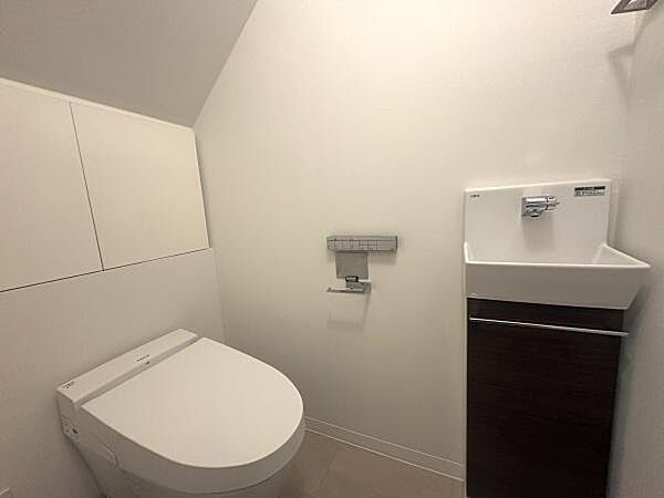 広々としたトイレルーム。スタイリッシュなタンクレストイレですっきりと使いやすくお掃除しやすい快適なトイレ空間。温水洗浄便座・手洗い場・収納付！