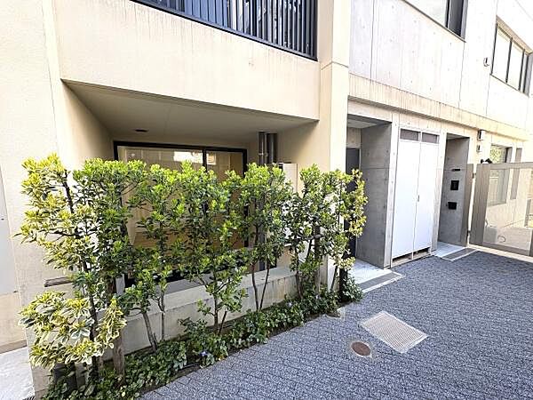 綺麗な植栽が目隠しとなり、プライバシーに配慮されています。