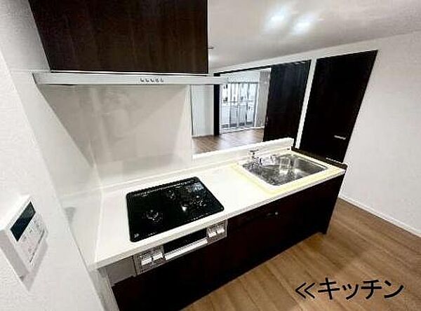 お料理しながら家族との会話を楽しめる対面式キッチン。3口コンロで使い勝手◎たっぷりのキッチン収納付！