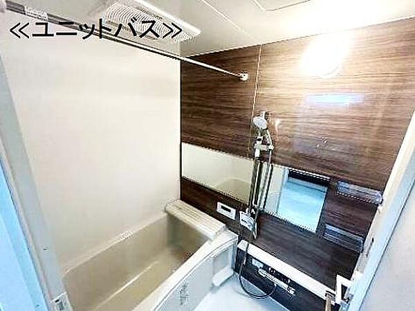 広々としたバルスーム。浴槽も手足をゆったりと伸ばすことができるゆとりの広さ。日頃の疲れをゆったりと癒すことができます♪清潔感があり、お手入れのしやすさも◎