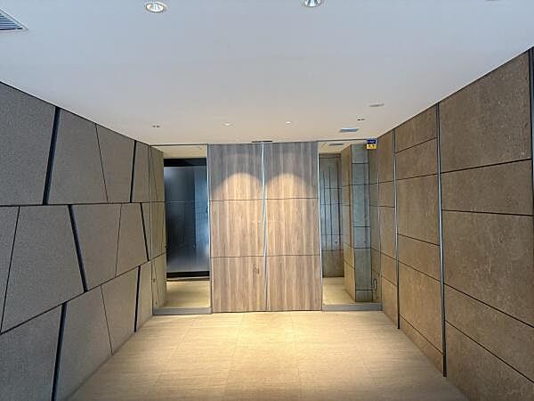 木の温かさを感じる広々としたエントランスホール。清掃が行き届いており綺麗です。管理体制良好！