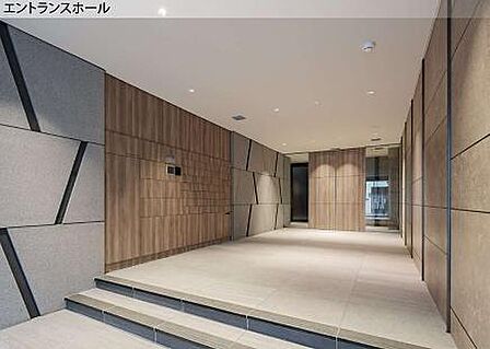木の温かさを感じる広々としたエントランスホール。清掃が行き届いており綺麗です。管理体制良好!
