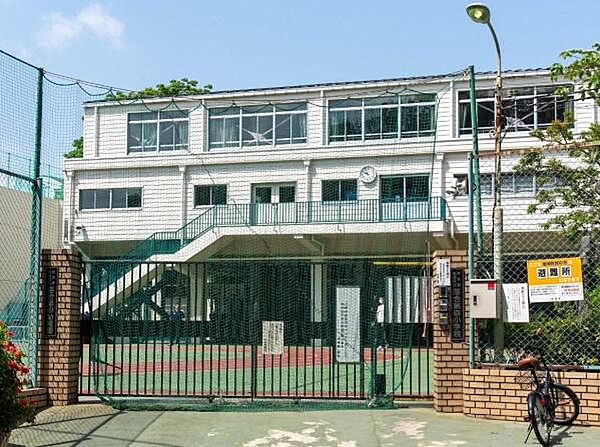 新宿区立落合第四小学校まで444m