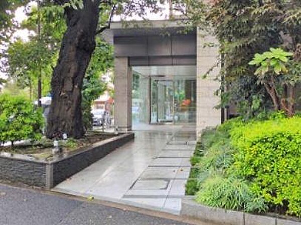 豊かな植栽がエントランスまわりを彩り、住まう人やゲストを癒します。管理体制良好！