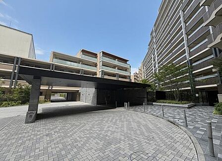 総戸数371戸ならではの迫力ある広々としたエントランス。