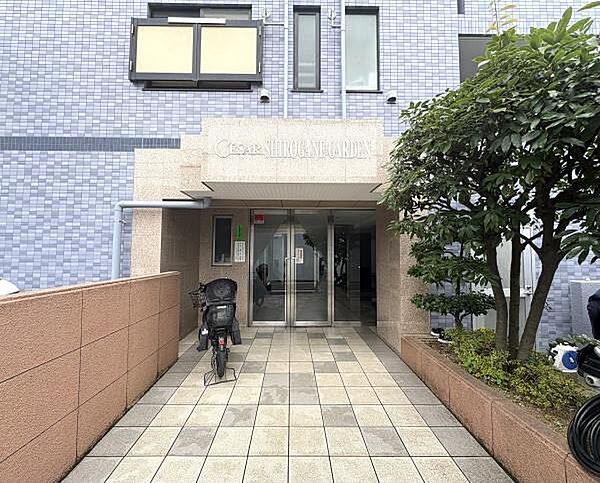 タイル貼りと一部大理石を使用した品格ある佇まい。植栽の手入れが行き届いており綺麗です。