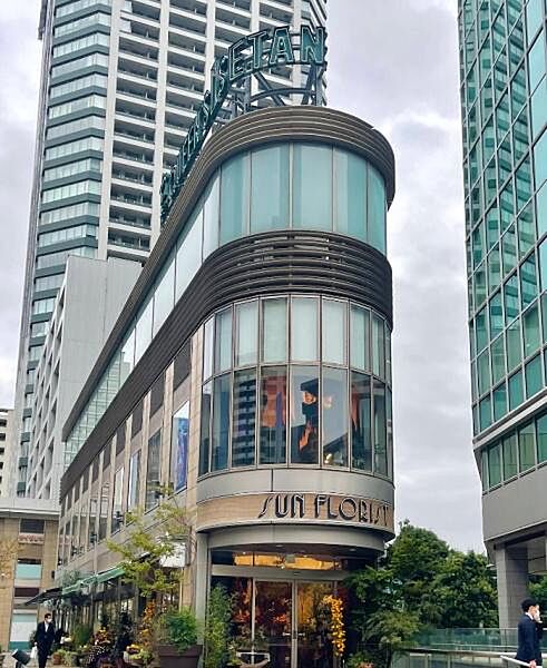 クイーンズ伊勢丹白金高輪店まで210m