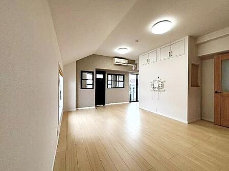 大きなソファも置ける、広々とした約16帖のリビング。大容量のWIC付で、生活感を感じさせず綺麗で快適に過ごせます♪