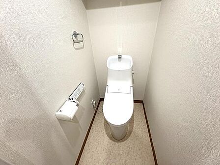ゆとりある広さのトイレルーム。すっきりと使いやすくお掃除しやすい快適なトイレ空間。温水洗浄便座付！