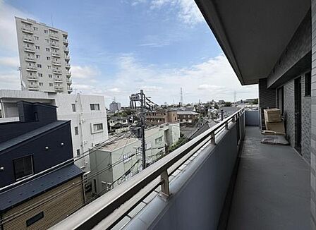 南・東・北側に3面のワイドバルコニー付！開放感ある綺麗な街並みの眺望！(使用料無償）