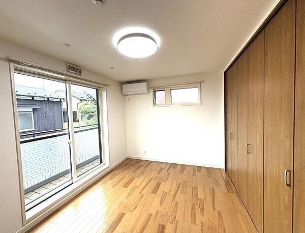 ゆとりある約7帖の主寝室。南向きバルコニーに面して彩光・通風良好！壁一面の大容量クローゼット完備！