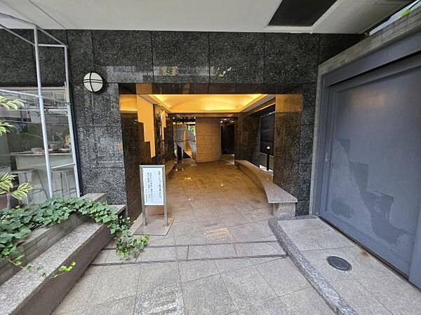 高級感のあるエントランス　防犯カメラ完備