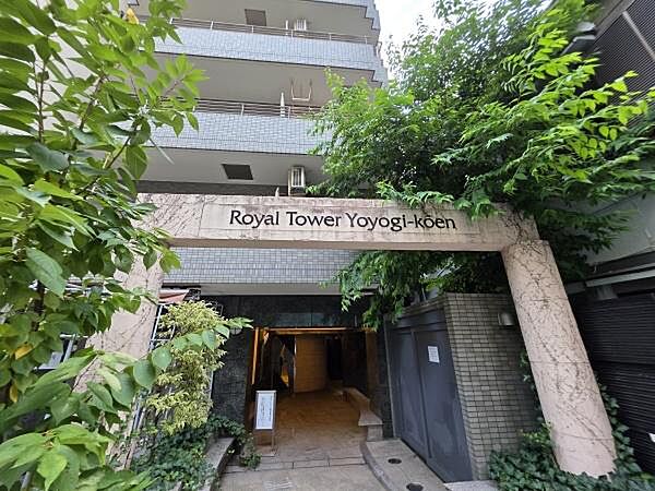 植栽があり、上質でおしゃれな雰囲気のエントランス