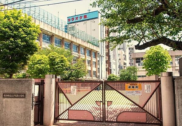 新宿区立戸塚第二小学校まで700m