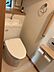 トイレ：各階にトイレあり！ゆとりある広さの落ち着いた雰囲気のトイレルーム。すっきりと使いやすくお掃除しやすい快適なトイレ空間。温水洗浄便座付！