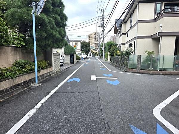 北側公道5.7ｍ　角地で前面道路広く、安心して駐車できます。