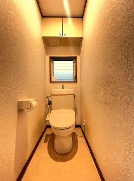 1階・2階にトイレあり！ゆとりある広さのトイレルーム。すっきりと使いやすくお掃除しやすい快適なトイレ空間。温水洗浄便座付！