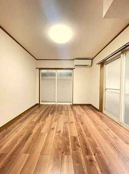 木の質感が温かみある洋室。全室2面彩光あり、どのお部屋も風通し良く気持ちよく過ごせます。