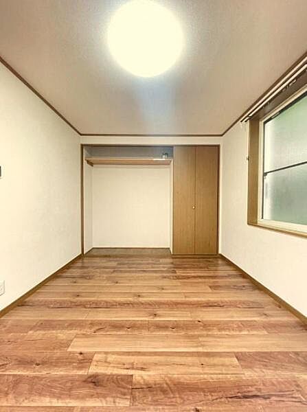 クローゼット収納付でお部屋をスッキリと綺麗に過ごせます。各居室が廊下を挟んで向かい合わせの間取り設計のため、物音が気にならず過ごせます。