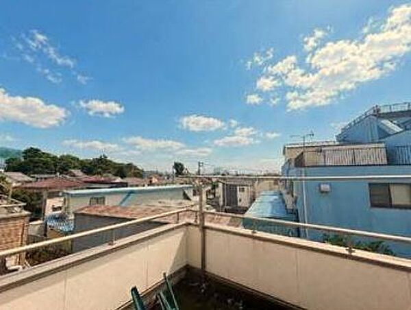 空が近くに感じる、ルーフバルコニーからの開放感ある眺望！景色を眺めながら家族でBBQしたり、多摩川の花火大会を望むこともできます♪