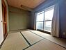 和室：大きな窓からたっぷりと陽光が注がれる明るいお部屋。