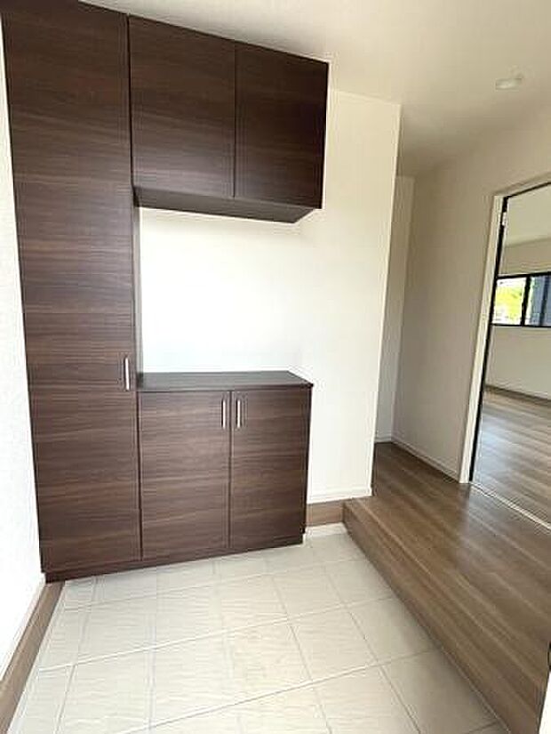 ■現地撮影写真■すっきりとした明るい玄関が家族やお客様を迎えてくれます!