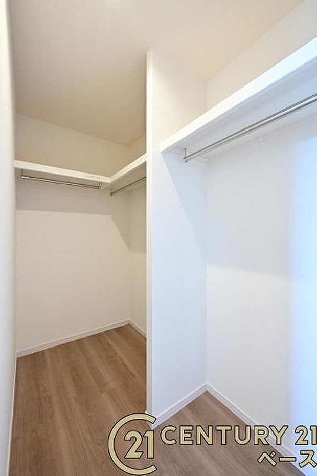 ■現地撮影写真■広々としたウォークインクローゼットを完備！大きな荷物も楽々収納！
