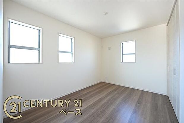 ■現地撮影写真■明るい雰囲気の洋室です!