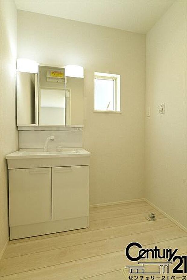 ■三面鏡タイプのミラーキャビネット!収納スペースも豊富です!■