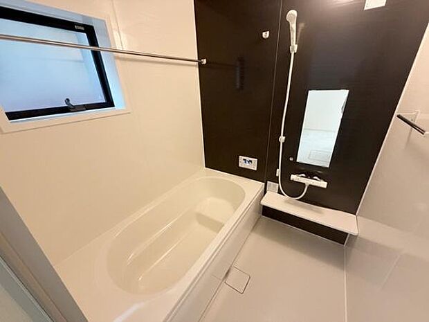 ■1坪タイプのユニットバス！足をのばしてお湯につかっていただける広いバスタブです！