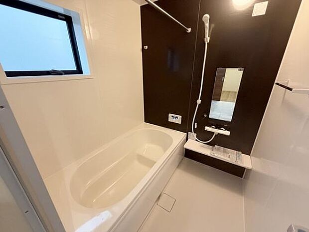 ■1坪タイプのユニットバス！足をのばしてお湯につかっていただける広いバスタブです！