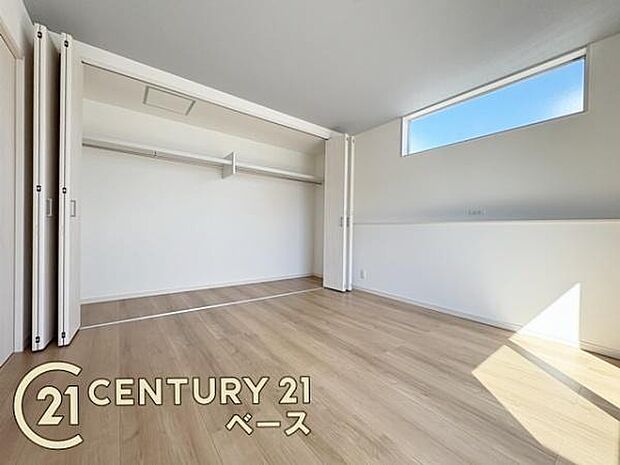 ■現地撮影写真■冬物のコートや季節のものなどたくさんしまえる広さ!