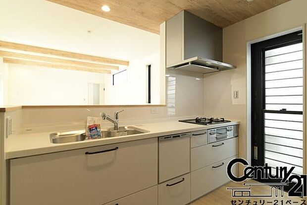 ■現地撮影写真■家族とのコミュニケーションがとりやすい人気のカウンターキッチン!食洗器付きで洗い物も楽々!