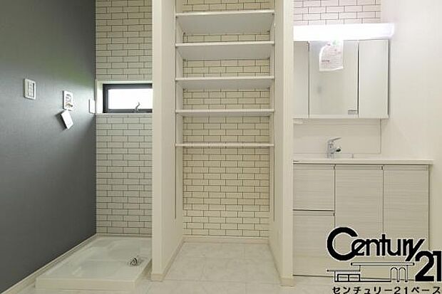 ■現地撮影写真■三面鏡タイプのミラーキャビネット!収納スペースも豊富です!