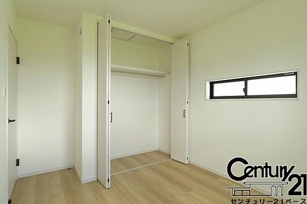 ■現地撮影写真■全居室に広々収納スペース完備!